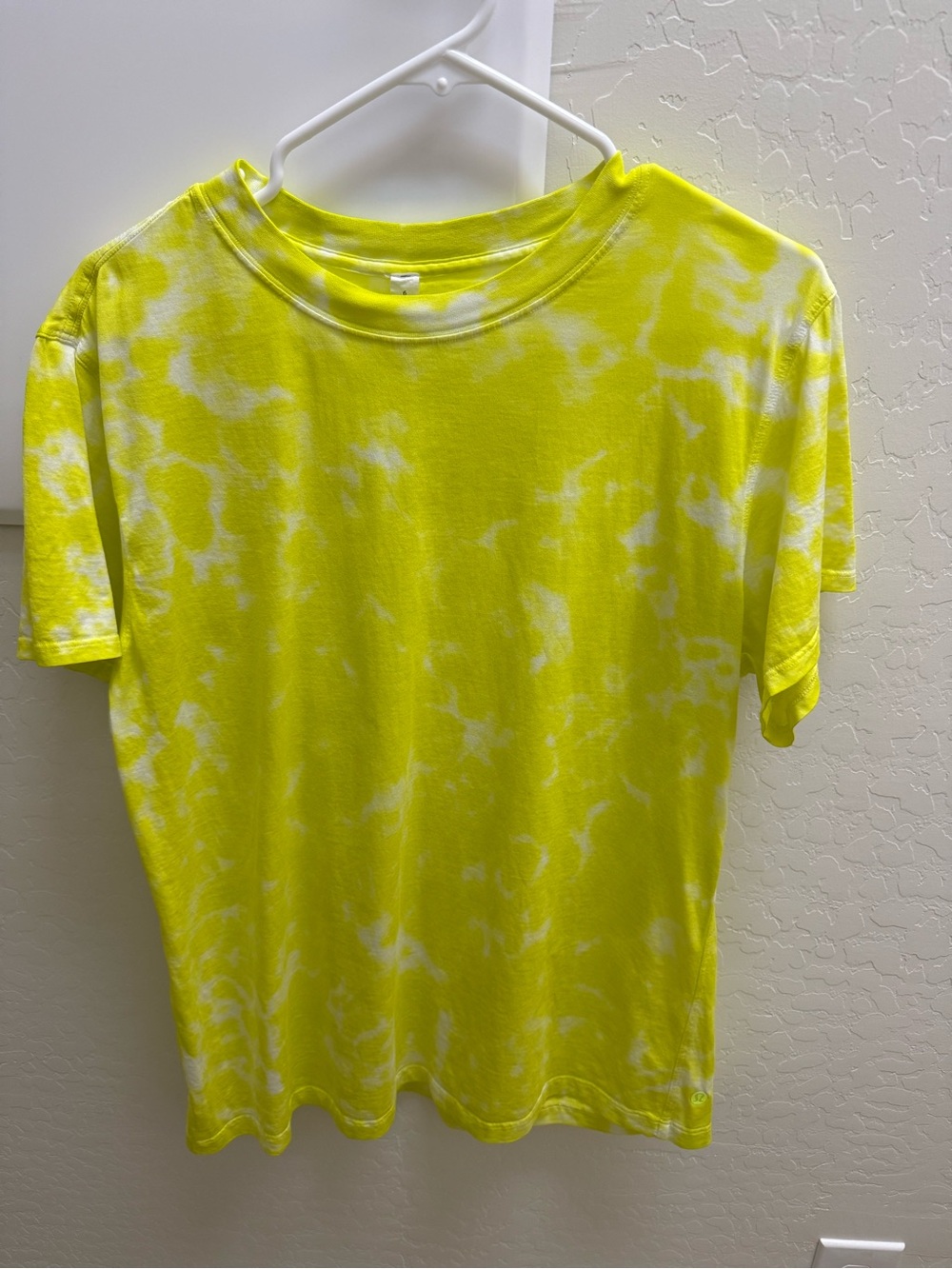 Lululemon Woman’s Loose fit Neon Yellow Tie-Dye Tee Sz 6